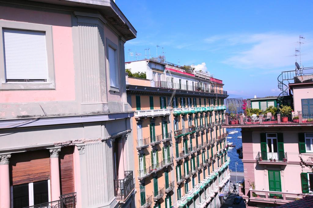 나폴리 Megaride Santa Lucia B&B 외부 사진